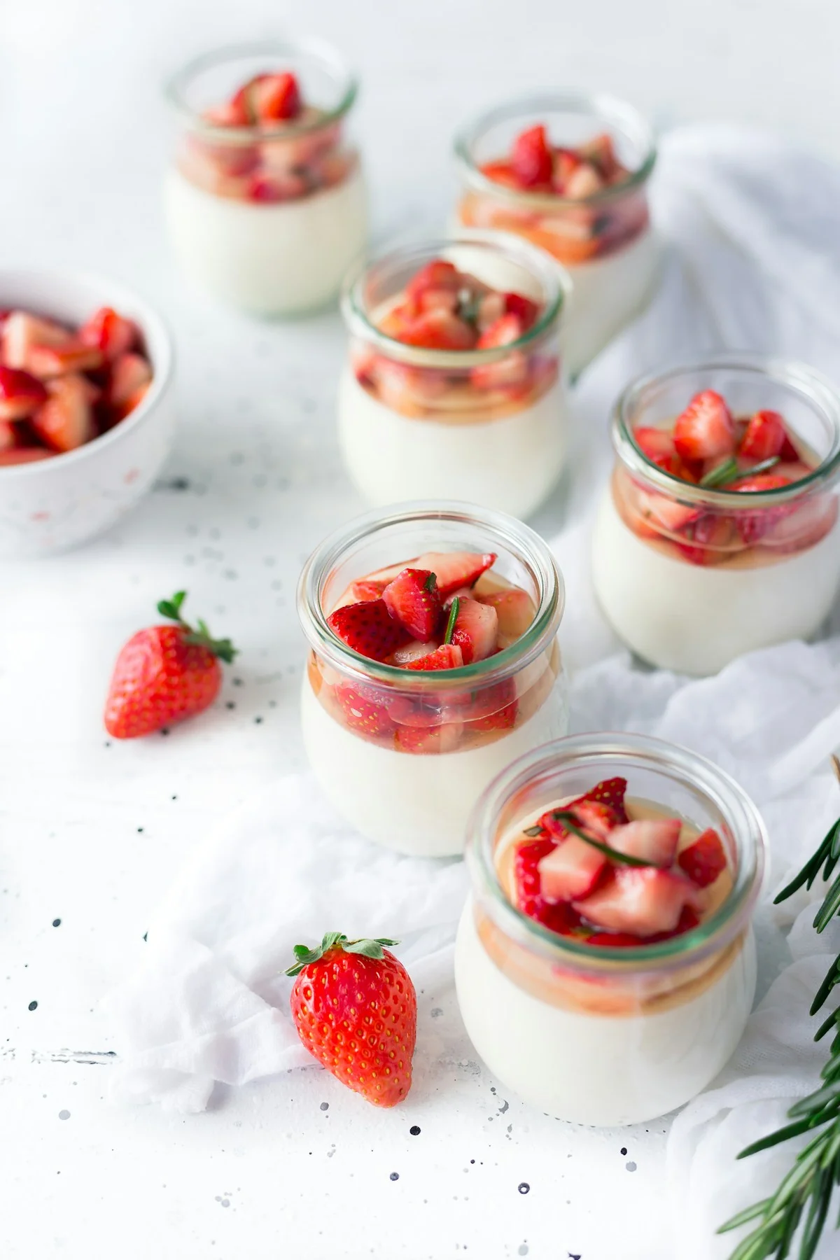 Yoghurt, berries & toasted seeds